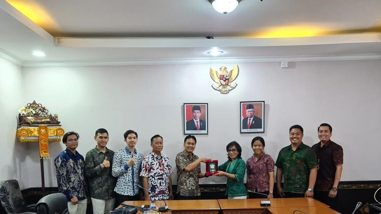 Menerima kunjungan Biro Hukum dan Pengaduan Masyarakat Sekretariat Jenderal DPR RI 