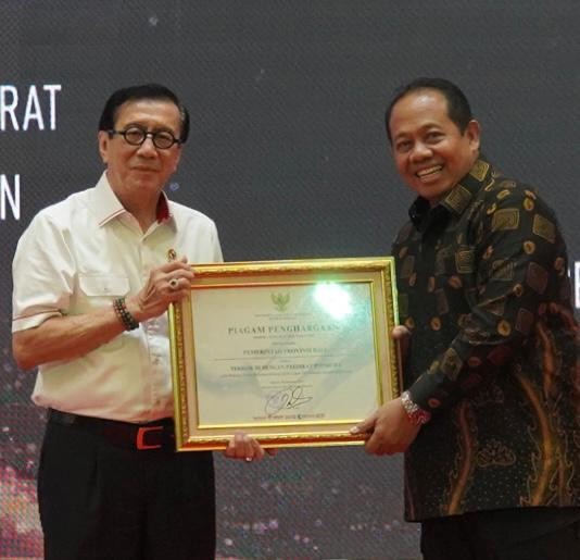 S. M. Mahendra Jaya Terima Penghargaan Pemprov Bali Terbaik III Predikat Istimewa Atas Penilaian Indeks Reformasi Hukum Tahun 2023